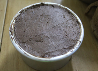 浓情佳节——浓情巧克力慕斯 ,把慕斯液填满，放冰箱冷藏。然后脱模，表面筛可可粉装饰即可，