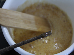 锦绣中华绣球塔,熬至糖浆金黄，变粘稠，拿一根筷子，沾上糖浆。