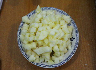 清甜小食——平平安安肉桂苹果派 ,苹果切小丁。