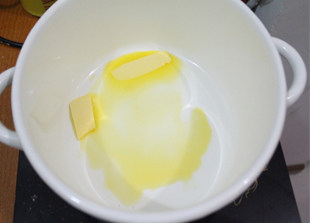 清甜小食——平平安安肉桂苹果派 ,黄油放入锅中加热融化。