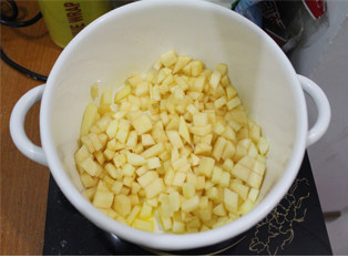 清甜小食——平平安安肉桂苹果派 ,黄油融化后，放入苹果丁。