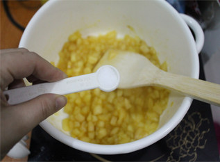 清甜小食——平平安安肉桂苹果派 ,放入细砂糖之后，苹果就会出水，小火慢慢熬煮。