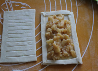 清甜小食——平平安安肉桂苹果派 ,放上果馅。