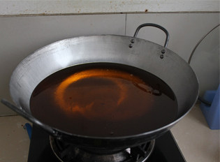 富贵有余茄汁鲤鱼,锅内倒油，油一定要多，锅一定要大一些，我特意买了个40厘米的大锅！！