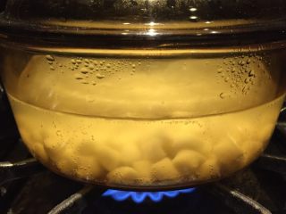 酒酿丸子,锅内放清水，烧开后放入小丸子。