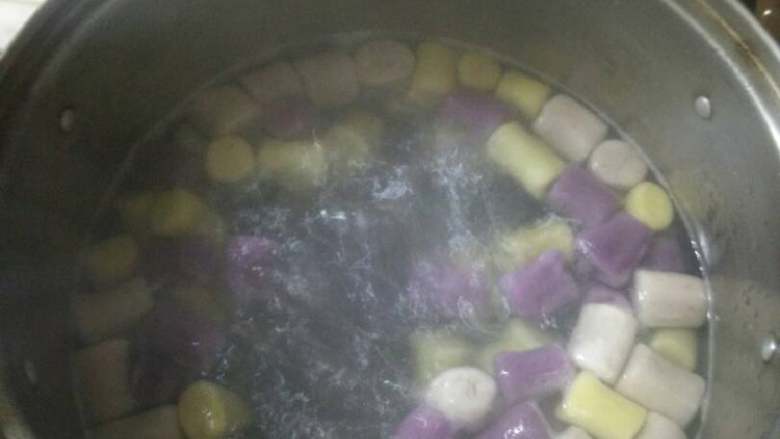 番薯芋圆奶茶捞,准备两锅水（一冷一热），水开放入芋圆，等水再次开时加一点冷水（如此反复三次即可捞出放入冷水锅里浸泡冷却）