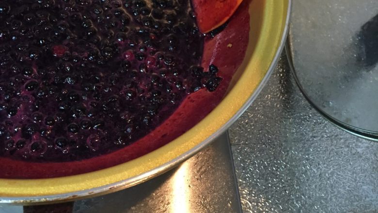 野生蓝莓果酱,放入锅里用刮板碾压碾压