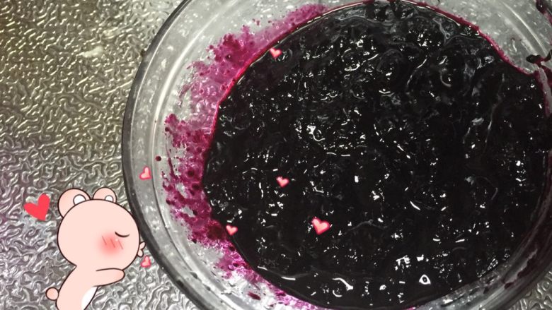 野生蓝莓果酱,放到碗里凉一凉，再放入冰箱冷藏