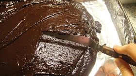 经典巧克力布朗尼,烤箱预热175度C,  烤约30分即可出炉；