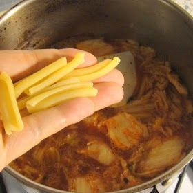 韩式泡菜义大利麵 Kimchi pasta,加义大利面还有香菇及香菇水；