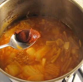 韩式泡菜义大利麵 Kimchi pasta,煮约8分钟后捞起来试吃口感，若觉得味道不够还可加一匙韩式豆瓣酱；