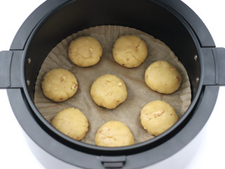 #闹元宵#宫廷桃酥,把面团分成8等份，揉圆按扁放入空气炸锅中。