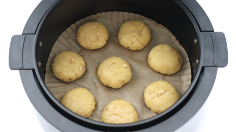 #闹元宵#宫廷桃酥,把面团分成8等份，揉圆按扁放入空气炸锅中。