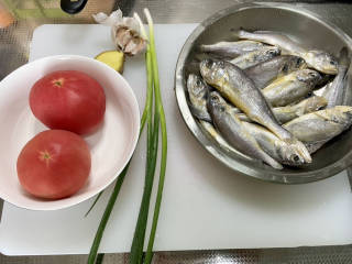 茄汁黄鱼➕茄汁小黄鱼,食材合照：小黄鱼600g，番茄两个，小葱两根，姜一块，蒜三瓣