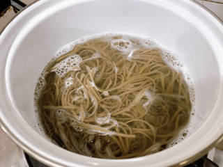 家常拌面,将荞麦面加入沸水中汆烫成熟捞出
