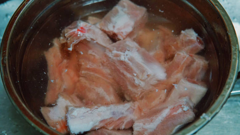 奥尔良烤排骨,买回来的猪肋排反复搓洗几遍，冷水浸泡去血水，中间反复换水三至四次，再搓洗控水