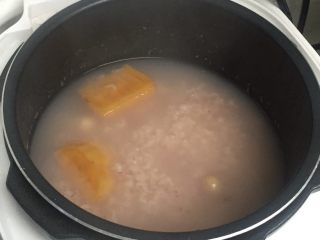 红薯莲子粥,早上起来粥已煮好