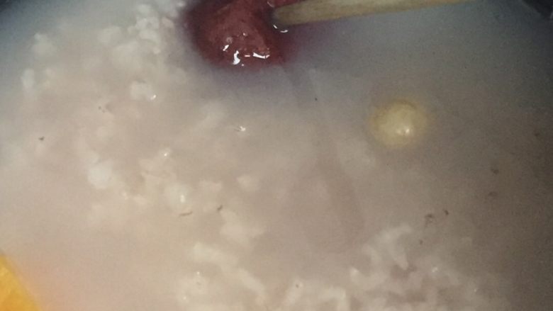 红薯莲子粥,这个时候可以放几个大红枣进去，用筷子压进粥里重新盖上盖子闷着，你就可以洗洗刷刷去了。