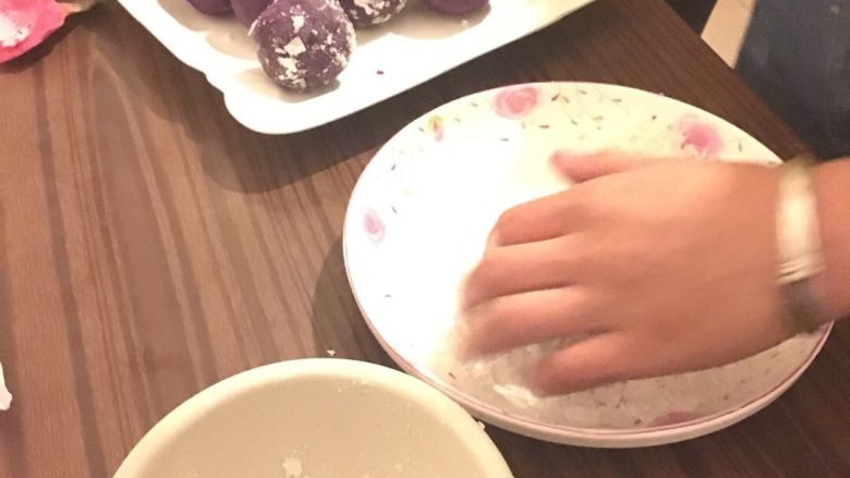 椰丝紫薯火龙果球,然后把火龙果包在紫薯里面混成泥，外面沾椰丝