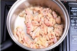 西班牙海鲜饭 ,一个锅将鸡腿肉条用少量的油煎至8分熟