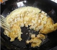 蛋包豆腐丁 ,再翻炒过程中，要推着炒，避免将豆腐炒碎。
