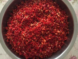 自制辣椒酱,将红尖椒洗干净并切成碎片。