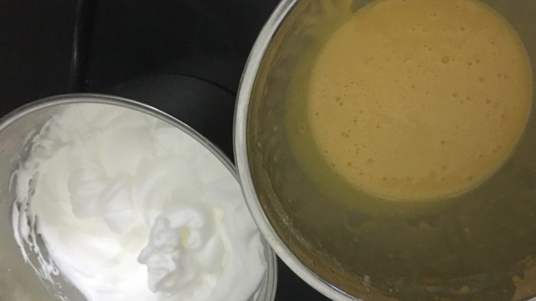  香橙戚风蛋糕,蛋白一半与蛋黄糊切拌后，再加入另一半蛋白混合完全