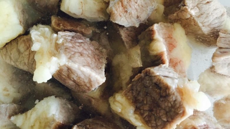 荔浦芋头炖牛肉,开锅去血沫捞出牛肉洗干净