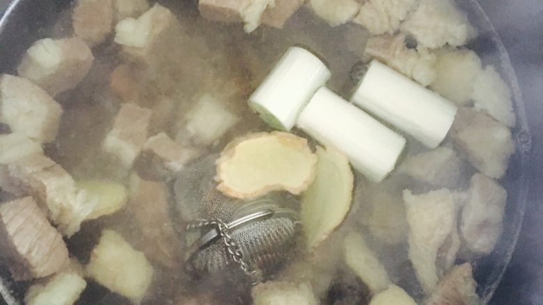 荔浦芋头炖牛肉,把料都放入锅中