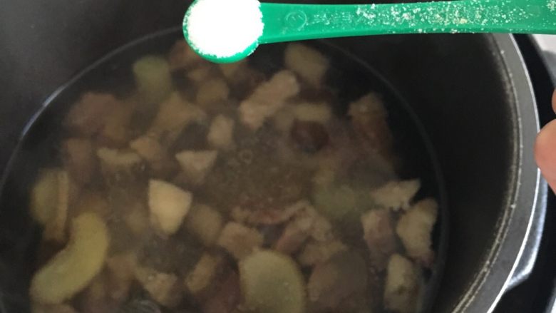 荔浦芋头炖牛肉,放入盐调味