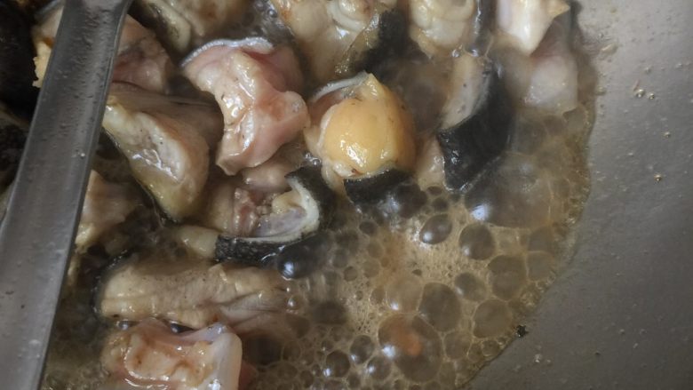 蜜汁蛙蛙鱼,倒入黄酒、生抽、老抽，加入开水一小碗，用中火，焖煮二十分钟。