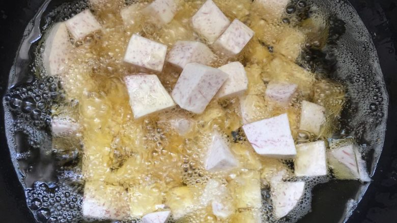 #年夜饭#猪蹄芋头煲,锅中倒入适量的油，能没过芋头为止。待油温加热至八成热，倒入芋头油炸。
