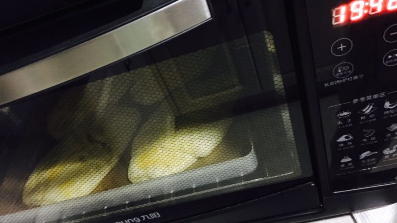 沙拉肉松面包丁,放入预热好的烤箱下层上下火180度20分钟