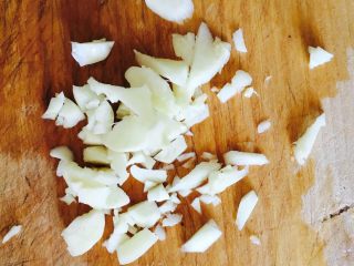 香菇油菜,蒜切碎