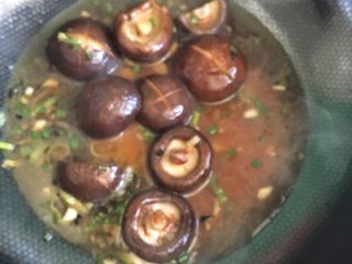 香菇油菜,加入适量高汤或开水
