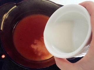 彩蔬鱼片卷,在蒸的时候，取小半碗水，放入小汤锅中烧开，加入2勺自制番茄酱搅拌开，然后加入水淀粉（1勺淀粉+3、4勺水），一边倒一边搅拌，直至汤汁粘稠。自制番茄酱做法见食谱：自制番茄酱—百搭的宝贝健康调味料