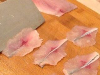 彩蔬鱼片卷,蝴蝶鱼片切法示意（从网上找的图片哈）
用刀剔出两大片鱼肉，去鱼骨，然后将刀斜着，切第一片，注意连皮不切断，然后切第二片，这时切断，就可以有漂亮的蝴蝶鱼片了。