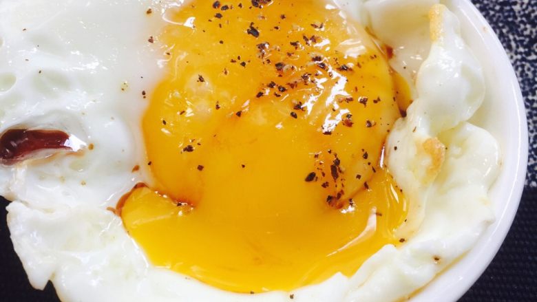 溏心荷包蛋,蛋黄一戳就破。超级美味