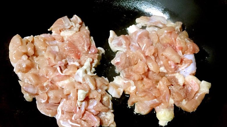 照烧鸡腿,第七步：干净锅，无水，小火放入腌制好的鸡腿，鸡皮一面朝下，让其出出油。少油是现在健康饮食理念。