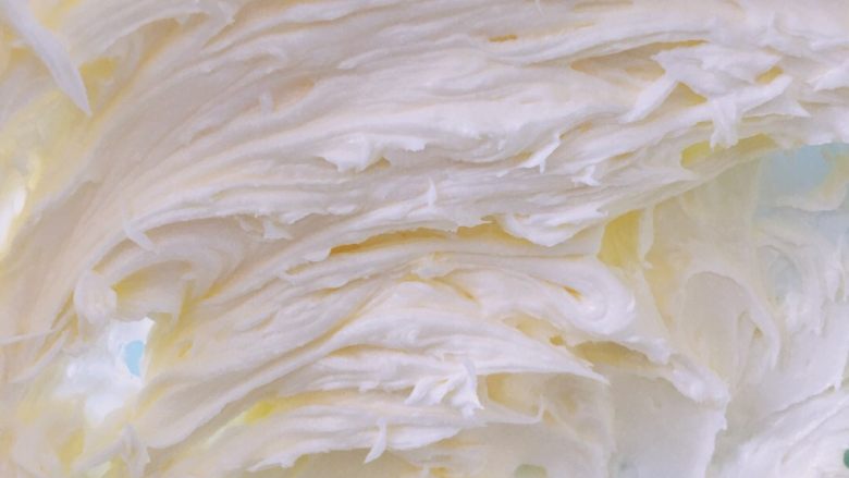 抹茶曲奇,用电动打蛋器打发黄油至体积膨胀颜色变白，呈羽毛状纹路。