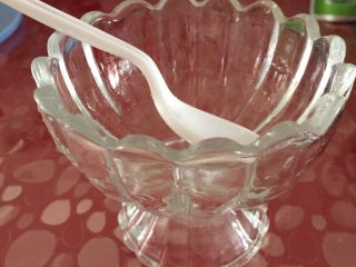 酸奶（别名:浪漫沙滩）,准备好盛酸奶的容器和勺子