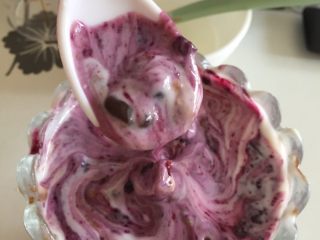 酸奶（别名:浪漫沙滩）,由于我喜欢混着吃蓝莓果酱的颜色就出来了，这样会不会也很好看呵呵😊