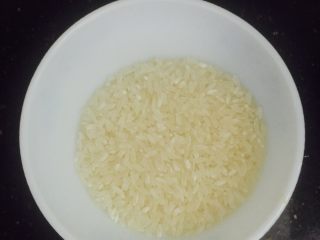 皮蛋瘦肉粥,大米用水洗一下
