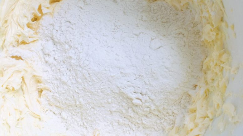 黑芝麻曲奇饼干,加入过筛的低粉，充分搅拌均匀至没有干粉！