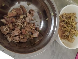 芙蓉鸡块～,把腌制一天两夜的鸡腿肉拿出来，把鸡腿肉单独夹到一个碗里，尽量不要有葱姜蒜粘在表面。