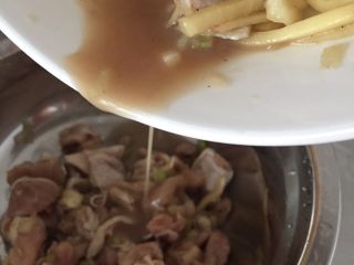 芙蓉鸡块～,在挑出来的鸡腿肉中，加入腌制碗里留下的汤汁，少量即可。