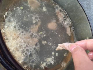 芙蓉鸡块～,煮一锅水，待水沸腾，加入鸡腿肉。