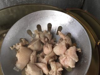 芙蓉鸡块～,准备一盆凉水，把捞出来的鸡腿肉块放入凉水中去冲涮。