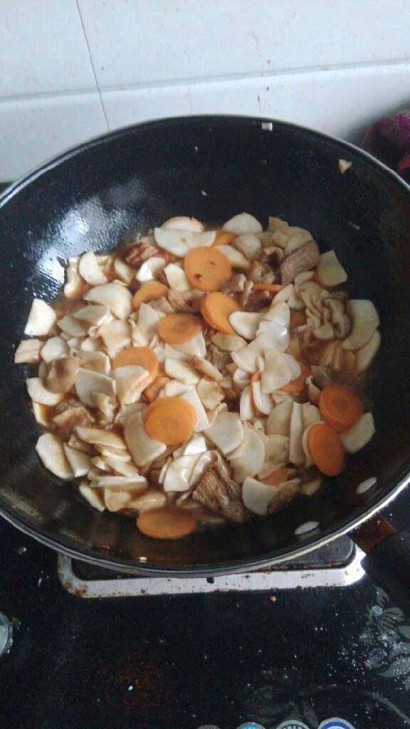 杏鲍菇胡萝卜炒肉,接下来倒入切好的杏鲍菇片