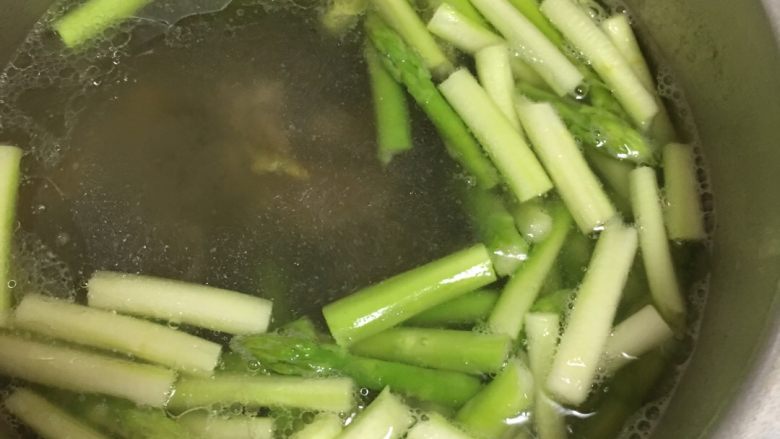 #年夜饭#花螺芦笋汤,放入芦笋段，加热至滚两滚，加入适量的盐和味精，尝试一下咸淡适宜，即可关火。